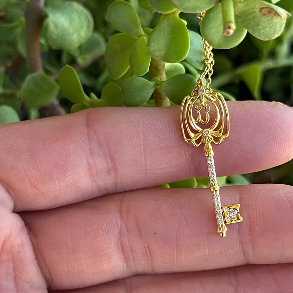 Stunning gold club 33 key necklace